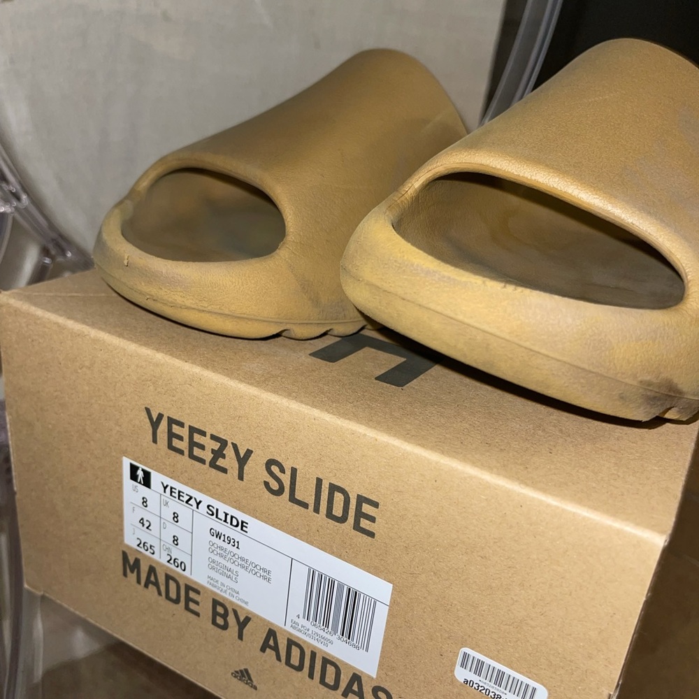 Gently used Yeezy Slides, size 8 in men. Women’s size 9/10